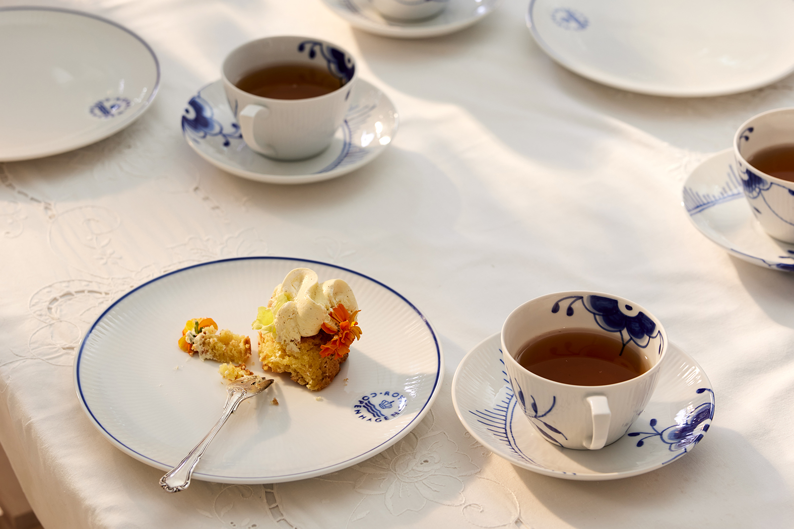 Enjoy coffee and cake with Royal Copenhagen Blueline and Blue Fluted Mega